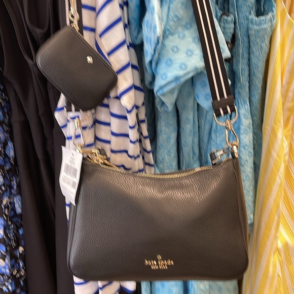 Kate Spade Rosie Shoulder Bag With Tech Attachment AirPod
Black
NWT - Picture 11 of 16